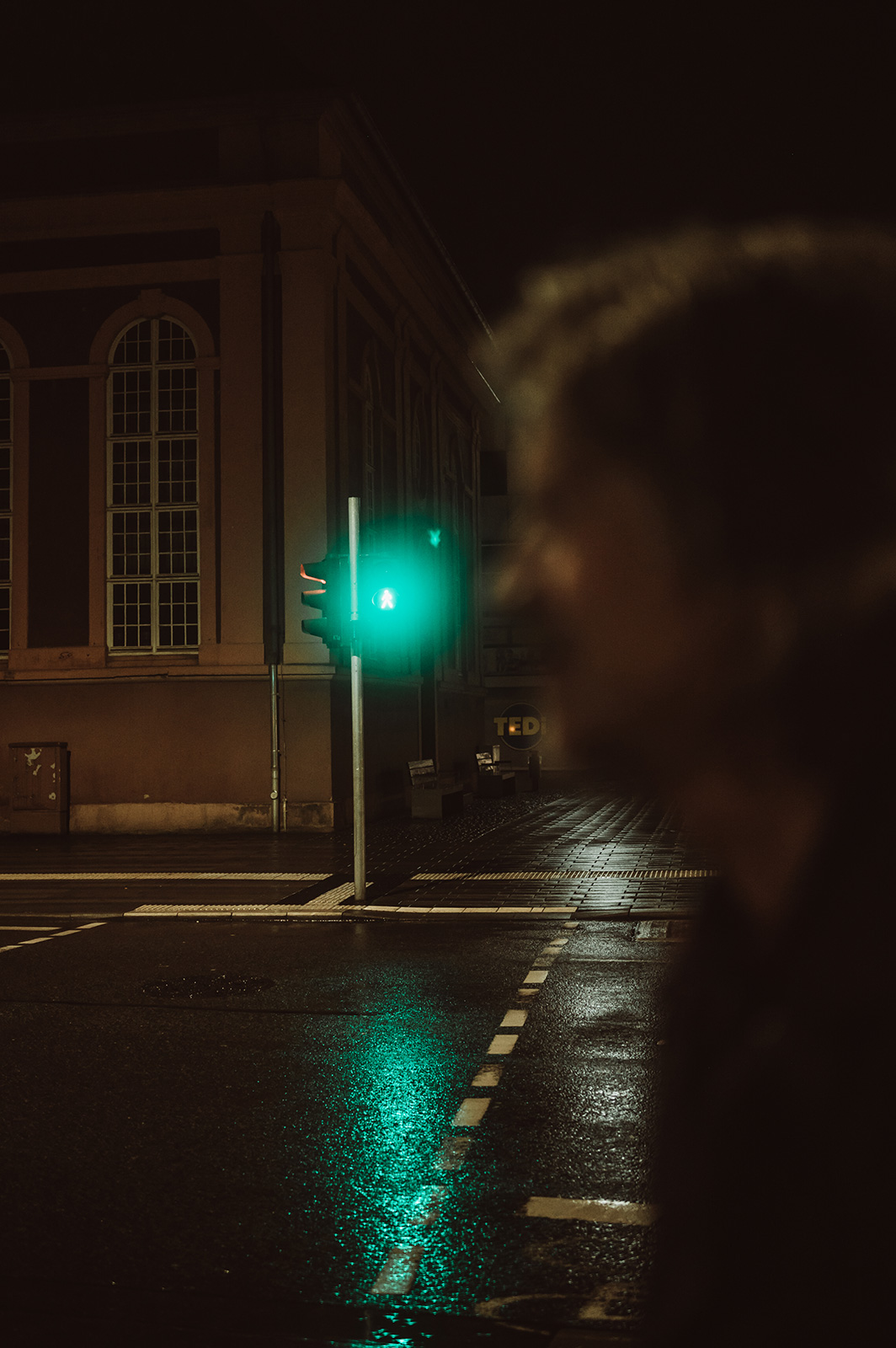 Ray Cooper - unscharf auf der Straße mit grüner Fußgänger Ampel