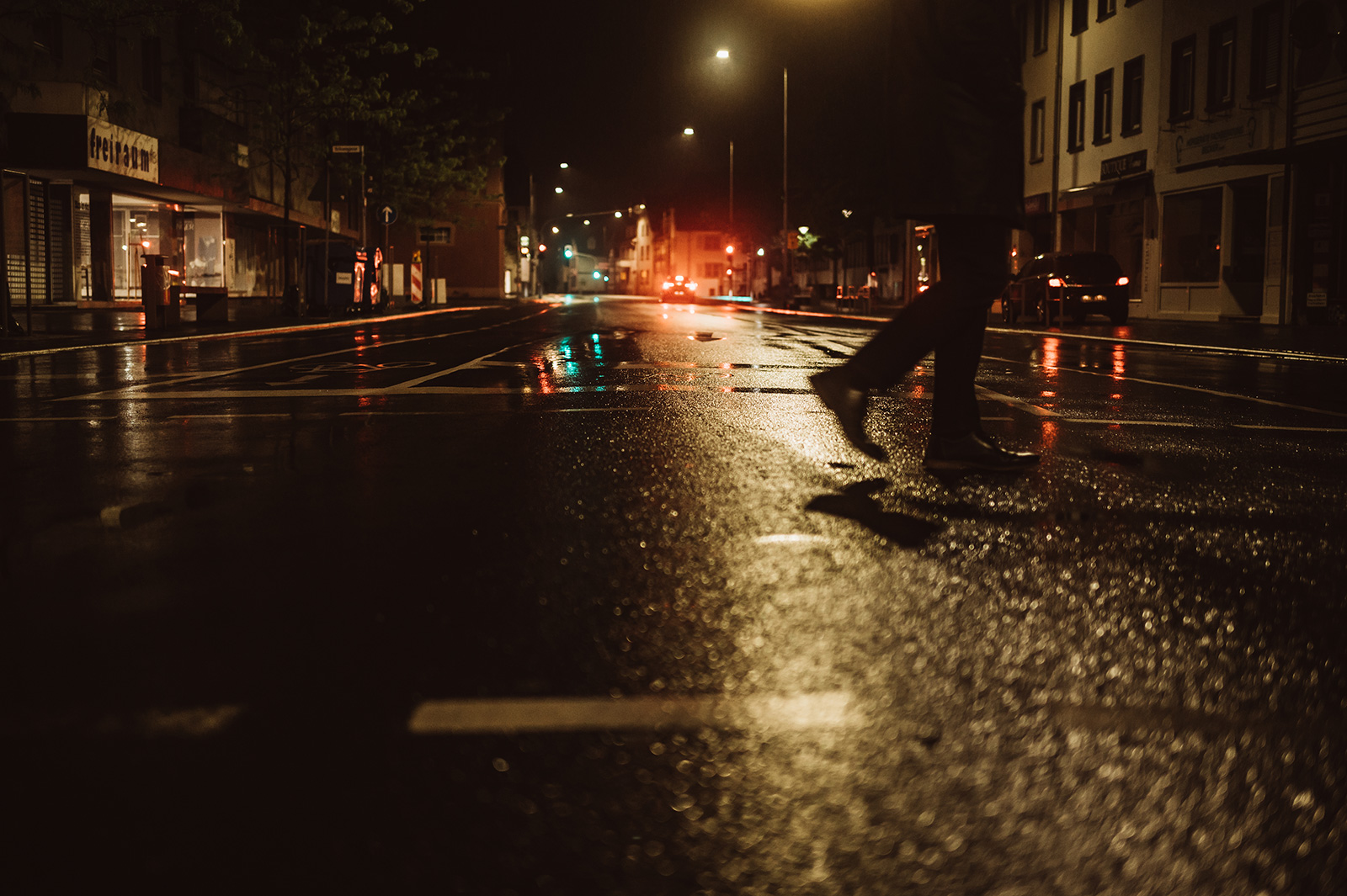 Nasse Straße und Beine mit Bewegungsunschärfe
