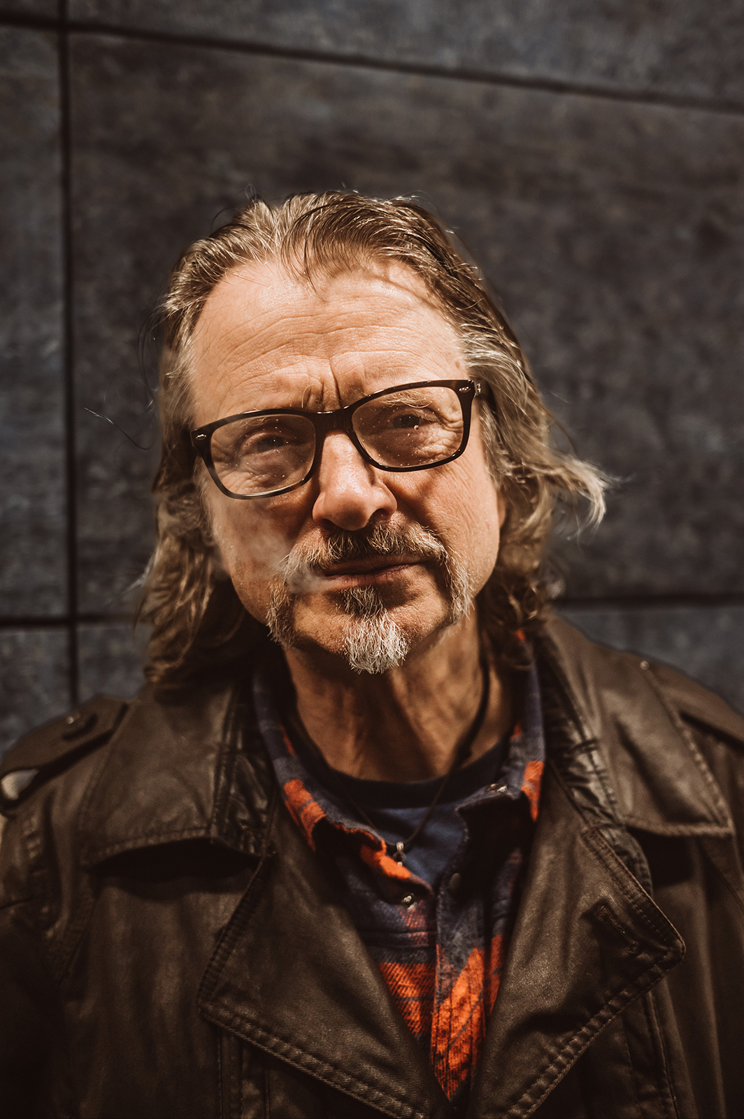 Ray Cooper mit Zigarrenrauch, er schaut in die Kamera